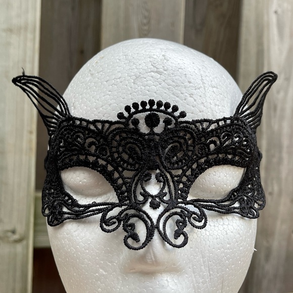 SET Lace Mask with Lace Ears - Picture 3 of 4